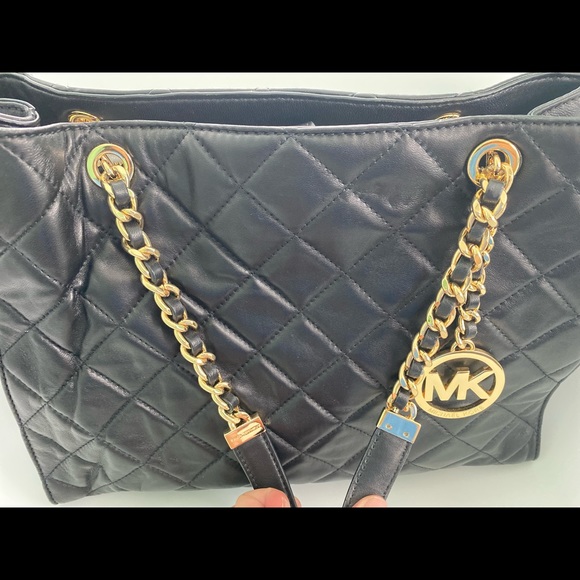 MICHAEL KORS - Susannah Black Leather Quilted Tote - Picture 2 of 10